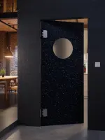 CloseUp-Milieuansicht von HÖRMANN Kunststoff-Pendeltür Schwarz Bunt mit Lichtausschnitt rund