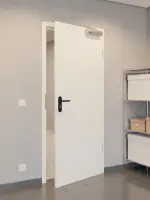 CloseUp-Flur-Milieuansicht von GARANT Rauchschutztür 9417-60 Snow White CePaL