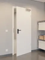 CloseUp-Flur-Milieuansicht von GARANT Rauchschutztür Quer Authentic Bianco CePaL