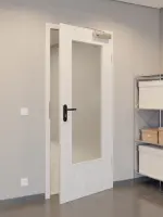 CloseUp-Flur-Milieuansicht von GARANT Rauchschutztür Authentic Grigio CePaL mit Lichtausschnitt LA-DIN