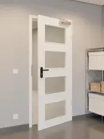 CloseUp-Flur-Milieuansicht von GARANT Rauchschutztür U11209SD Edelweiß GHK08 mit Lichtausschnitt LA-11
