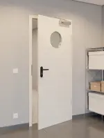 CloseUp-Flur-Milieuansicht von GARANT Rauchschutztür Quer Authentic Perl GCK08 mit Lichtausschnitt LA-12