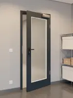 CloseUp-Flur-Milieuansicht von GARANT Rauchschutztür U12000SD Vulkanschwarz GHK08 mit Lichtausschnitt LA-2