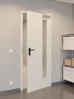 CloseUp-Flur-Milieuansicht von GARANT Rauchschutztür Authentic Perl CePaL mit Lichtausschnitt LA-4 bandseitig