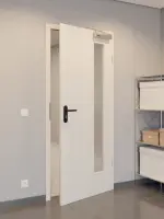 CloseUp-Flur-Milieuansicht von GARANT Rauchschutztür Authentic Perl GCK08 mit Lichtausschnitt LA-4 bandseitig
