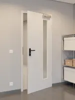 CloseUp-Flur-Milieuansicht von GARANT Rauchschutztür D92-60 Dove Grey Resopal mit Lichtausschnitt LA-4 bandseitig