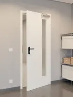 CloseUp-Flur-Milieuansicht von GARANT Rauchschutztür W1000ST3 Premium Weiß GHK08 mit Lichtausschnitt LA-4 bandseitig