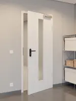 CloseUp-Flur-Milieuansicht von GARANT Rauchschutztür Authentic Grigio GCK08 mit Lichtausschnitt LA-4 mittig