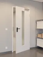 CloseUp-Flur-Milieuansicht von GARANT Rauchschutztür U12188SD Lichtgrau GHK08 mit Lichtausschnitt LA-4 mittig