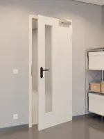 CloseUp-Flur-Milieuansicht von GARANT Rauchschutztür Authentic Perl CePaL mit Lichtausschnitt LA-4 schlossseitig