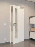 CloseUp-Flur-Milieuansicht von GARANT Rauchschutztür U11026SD Kristallweiß GHK08 mit Lichtausschnitt LA-4 schlossseitig