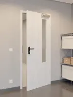 CloseUp-Flur-Milieuansicht von GARANT Rauchschutztür Authentic Grigio CePaL mit Lichtausschnitt LA-5 bandseitig