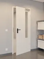 CloseUp-Flur-Milieuansicht von GARANT Rauchschutztür Authentic Perl CePaL mit Lichtausschnitt LA-5 bandseitig