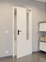 CloseUp-Flur-Milieuansicht von GARANT Rauchschutztür Weißlack 9010 mit Lichtausschnitt LA-5 bandseitig