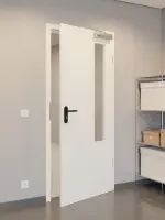 CloseUp-Flur-Milieuansicht von GARANT Rauchschutztür U11026SD Kristallweiß GHK08 mit Lichtausschnitt LA-5 bandseitig