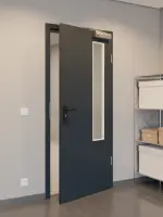 CloseUp-Flur-Milieuansicht von GARANT Rauchschutztür U12000SD Vulkanschwarz GHK08 mit Lichtausschnitt LA-5 bandseitig