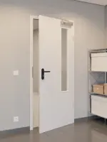 CloseUp-Flur-Milieuansicht von GARANT Rauchschutztür U12188SD Lichtgrau GHK08 mit Lichtausschnitt LA-5 bandseitig