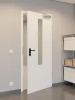 CloseUp-Flur-Milieuansicht von GARANT Rauchschutztür Weißlack 9016 mit Lichtausschnitt LA-5 mittig