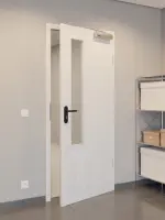 CloseUp-Flur-Milieuansicht von GARANT Rauchschutztür Authentic Grigio CePaL mit Lichtausschnitt LA-5 schlossseitig