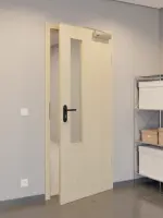 CloseUp-Flur-Milieuansicht von GARANT Rauchschutztür Natura Ahorn CePaL mit Lichtausschnitt LA-5 schlossseitig