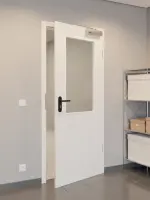 CloseUp-Flur-Milieuansicht von GARANT Rauchschutztür Quer Authentic Bianco CePaL mit Lichtausschnitt LA-6