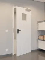 CloseUp-Flur-Milieuansicht von GARANT Rauchschutztür Authentic Grigio CePaL mit Lichtausschnitt LA-7