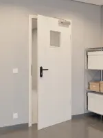 CloseUp-Flur-Milieuansicht von GARANT Rauchschutztür Authentic Perl CePaL mit Lichtausschnitt LA-7