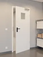 CloseUp-Flur-Milieuansicht von GARANT Rauchschutztür Quer Authentic Bianco CePaL mit Lichtausschnitt LA-7