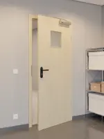 CloseUp-Flur-Milieuansicht von GARANT Rauchschutztür Natura Ahorn CePaL mit Lichtausschnitt LA-7