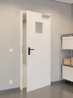 CloseUp-Flur-Milieuansicht von GARANT Rauchschutztür Weißlack 9016 mit Lichtausschnitt LA-7
