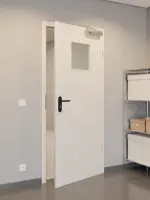 CloseUp-Flur-Milieuansicht von GARANT Rauchschutztür Authentic Perl CePaL mit Lichtausschnitt LA-8