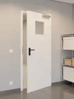 CloseUp-Flur-Milieuansicht von GARANT Rauchschutztür Weißlack 9016 mit Lichtausschnitt LA-8