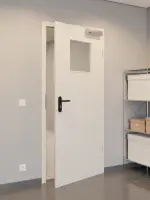 CloseUp-Flur-Milieuansicht von GARANT Rauchschutztür Authentic Perl CePaL mit Lichtausschnitt LA-9