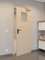 CloseUp-Flur-Milieuansicht von GARANT Rauchschutztür Quer Authentic Achat CePaL mit Lichtausschnitt LA-9