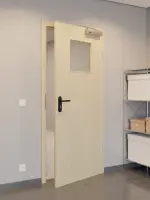 CloseUp-Flur-Milieuansicht von GARANT Rauchschutztür Natura Ahorn CePaL mit Lichtausschnitt LA-9