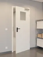 CloseUp-Flur-Milieuansicht von GARANT Rauchschutztür Weißlack 9010 mit Lichtausschnitt LA-9