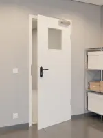 CloseUp-Flur-Milieuansicht von GARANT Rauchschutztür Weißlack 9016 mit Lichtausschnitt LA-9