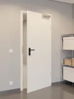 CloseUp-Flur-Milieuansicht von GARANT Rauchschutztür Weißlack 9010 CePaL