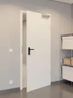 CloseUp-Flur-Milieuansicht von GARANT Rauchschutztür Weißlack 9010