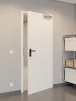 CloseUp-Flur-Milieuansicht von GARANT Rauchschutztür Weißlack 9016 CePaL