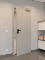 CloseUp-Flur-Milieuansicht von GARANT Rauchschutztür U12115SD Platingrau GHK08