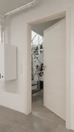 Detail-Milieuansicht von GARANT Wärmeschutztür Quer Authentic Perl GCK08