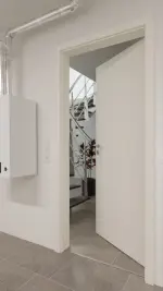 Detail-Milieuansicht von GARANT Wärmeschutztür Weißlack 9010 CePaL