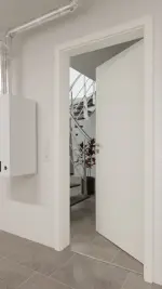 Detail-Milieuansicht von GARANT Wärmeschutztür U11026SD Kristallweiß GHK08