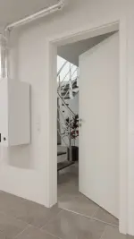 Detail-Milieuansicht von GARANT Wärmeschutztür Weiß Struktur Premium CePaL