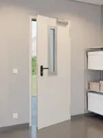 CloseUp-Milieuansicht von Außentür-Set Stahl mit Feuerschutzfunktion EI2 30-C5-SA 62-1 mit Rechteckverglasung Ausschnitt 1 inkl. Eckzarge - Teckentrup