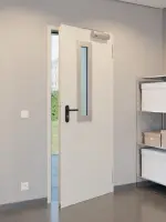 CloseUp-Milieuansicht von Außentür-Set Stahl mit Feuerschutzfunktion EI2 30-C5-SA 62-1 mit Rechteckverglasung Ausschnitt 1 inkl. Umfassungszarge - Teckentrup