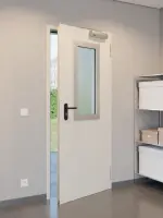 CloseUp-Milieuansicht von Außentür-Set Stahl mit Feuerschutzfunktion EI2 30-C5-SA 62-1 mit Rechteckverglasung Ausschnitt 2 inkl. Umfassungszarge - Teckentrup