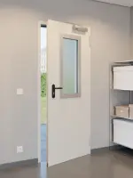 CloseUp-Milieuansicht von Außentür-Set Stahl mit Feuerschutzfunktion EI2 30-C5-SA 62-1 mit Rechteckverglasung Ausschnitt 2 inkl. Blockzarge - Teckentrup