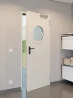 CloseUp-Milieuansicht von Außentür-Set Stahl mit Feuerschutzfunktion EI2 30-C5-SA 62-1 mit Rundverglasung inkl. Umfassungszarge - Teckentrup